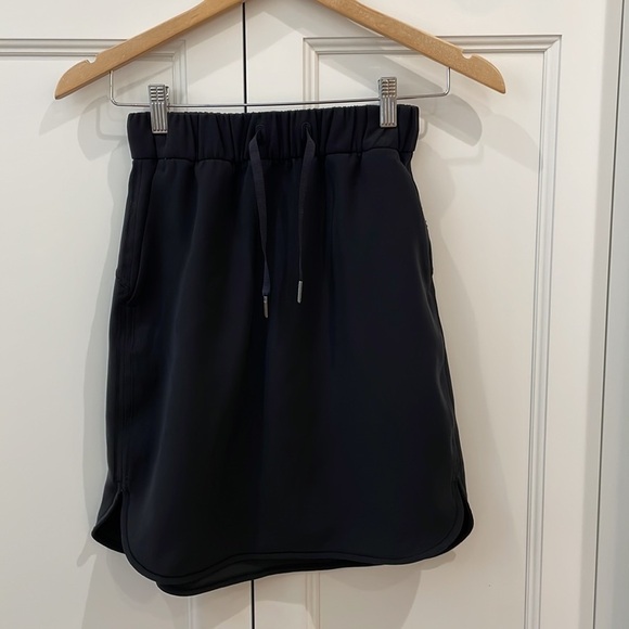 Lululemon On The Fly Black Skirt—Pockets—Great for Travel/Every Day! Like New-2 - Picture 3 of 8